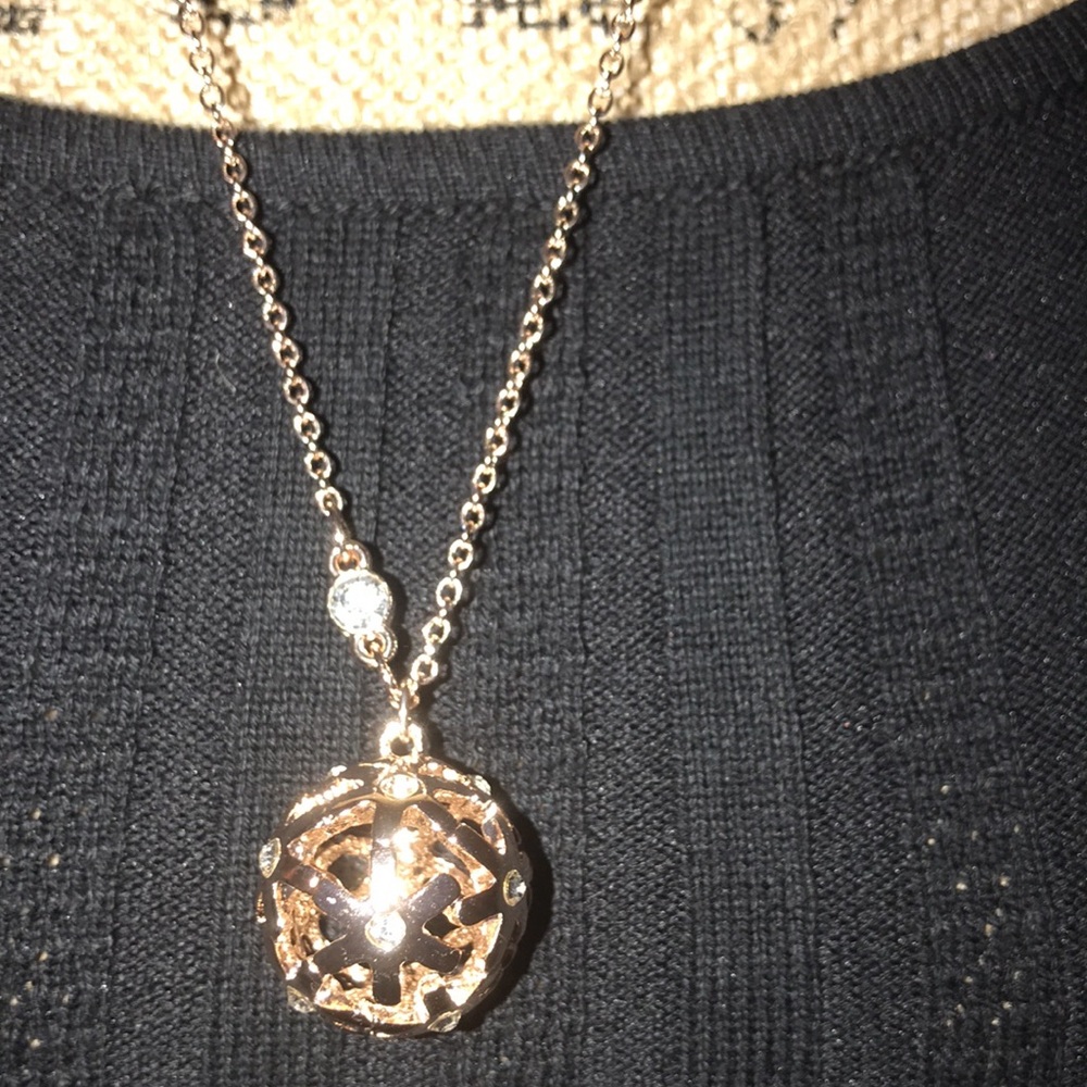Guess pocket full of posies flower ball rhinestone pendant necklace new - Picture 3 of 9